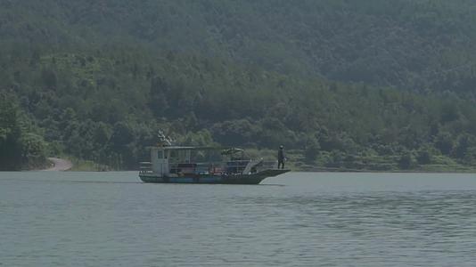 4K浙江温州泰顺县船只在河道里航行视频的预览图