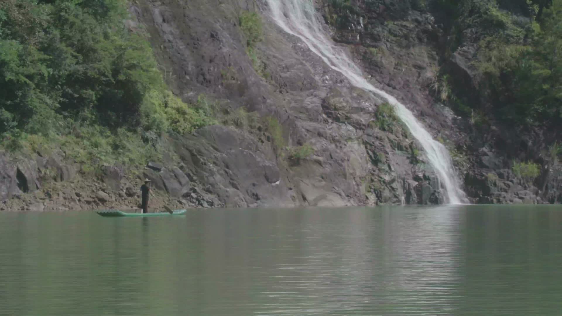 4K浙江温州泰顺县妇女在山水间划竹排视频的预览图