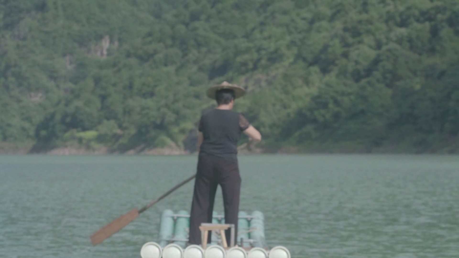 4K浙江温州泰顺县妇女在山水间划竹排视频的预览图