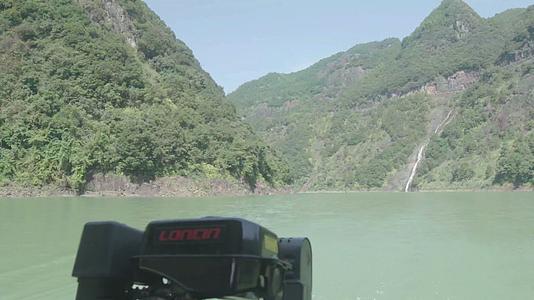 4K浙江温州泰顺县妇女竹筏航行发动机特写视频的预览图