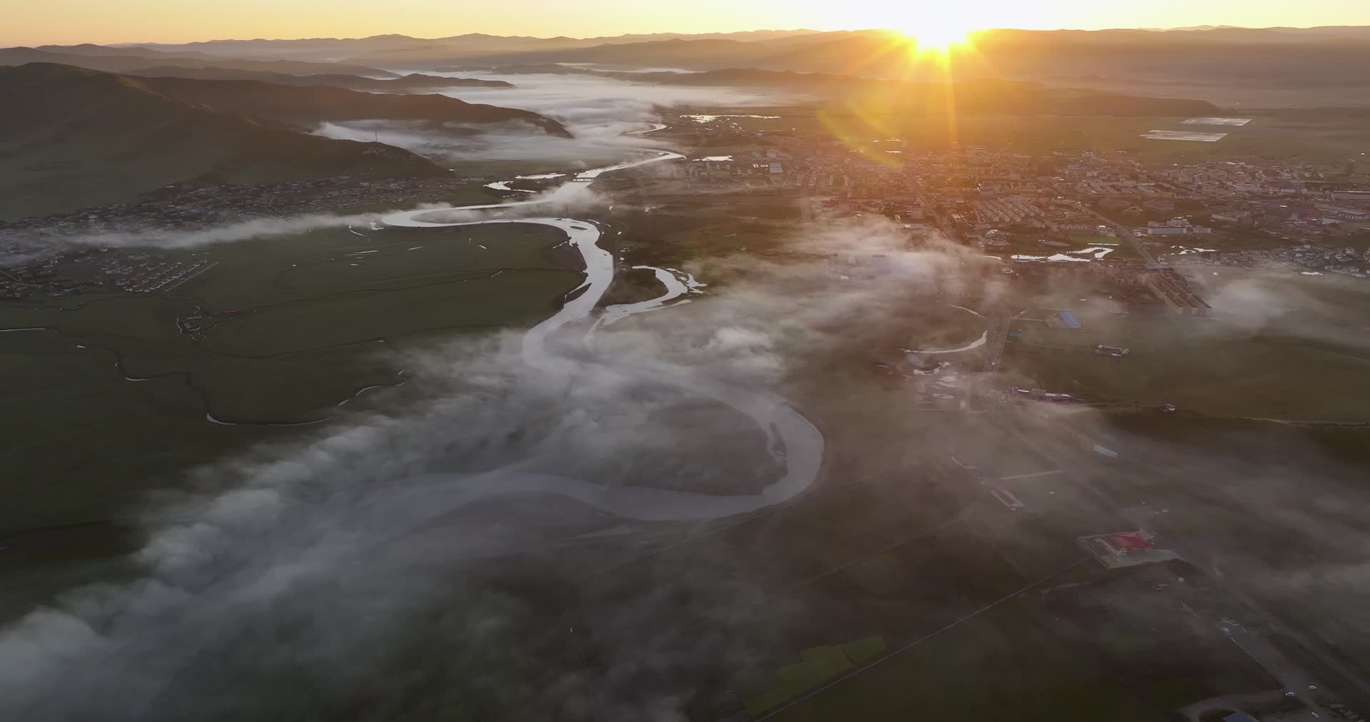 4K航拍阿坝日出晨光风光视频的预览图