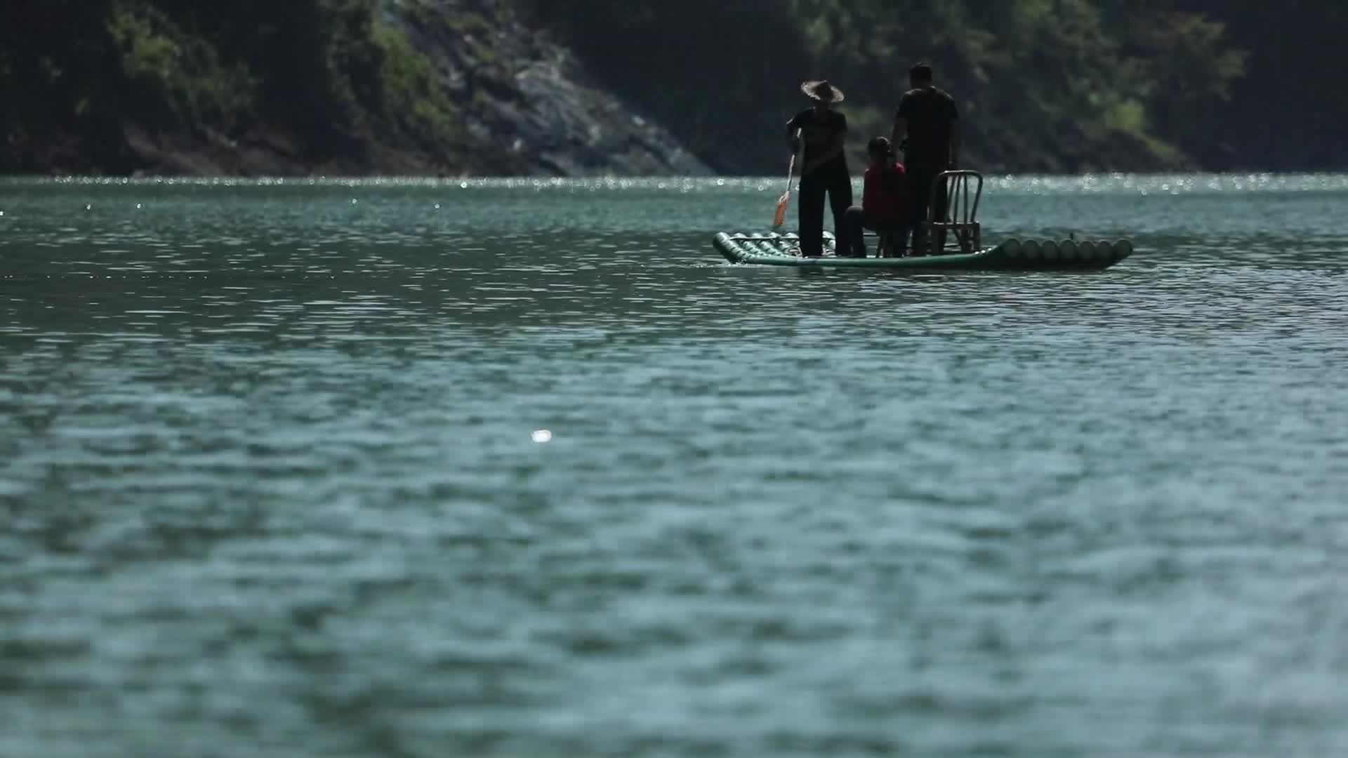 浙江温州泰顺县妇女在山水间划竹排视频的预览图
