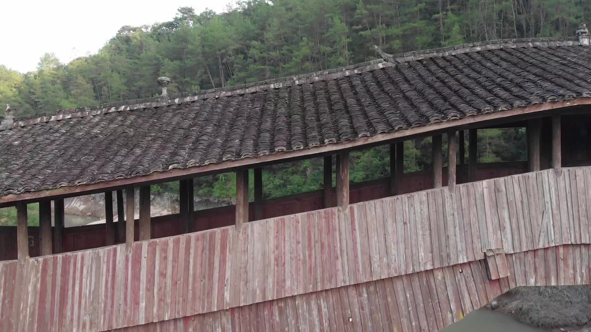 浙江温州泰顺县乌岩岭山间廊桥视频的预览图