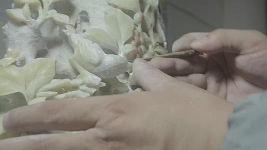 4K浙江温州泰顺县手工艺人雕刻玉石特写视频的预览图