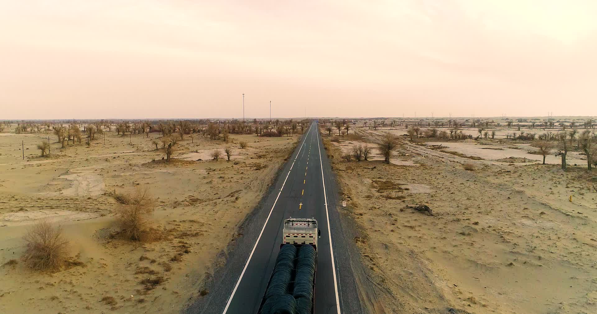 航拍高清沙漠中间笔直的公路视频的预览图