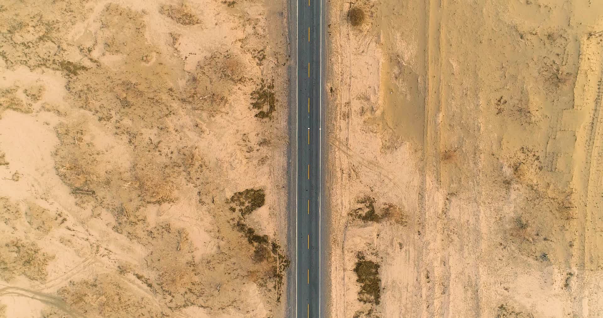 航拍高清沙漠中间笔直的公路视频的预览图