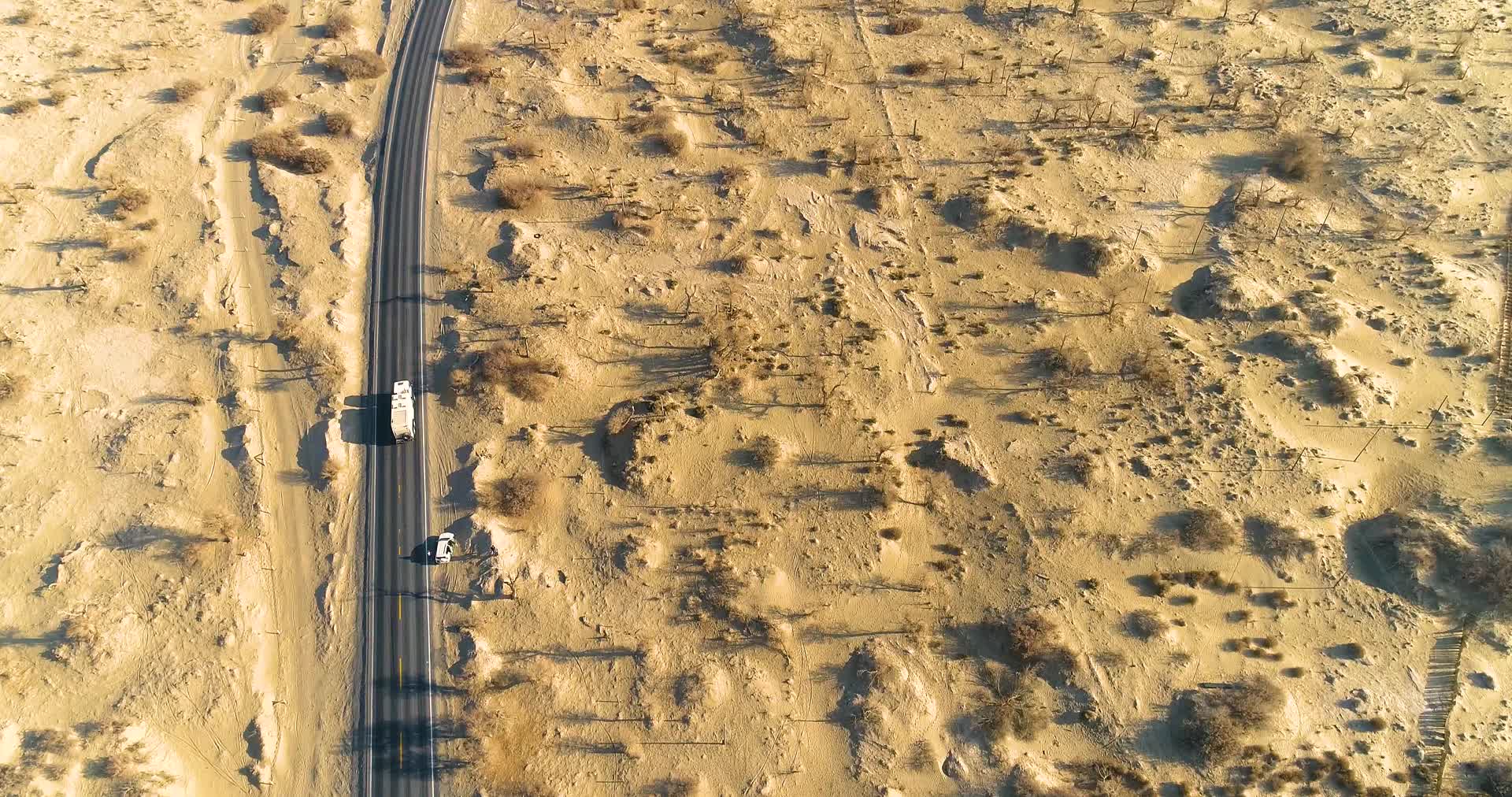 新疆塔克拉玛干沙漠公路旅行视频的预览图