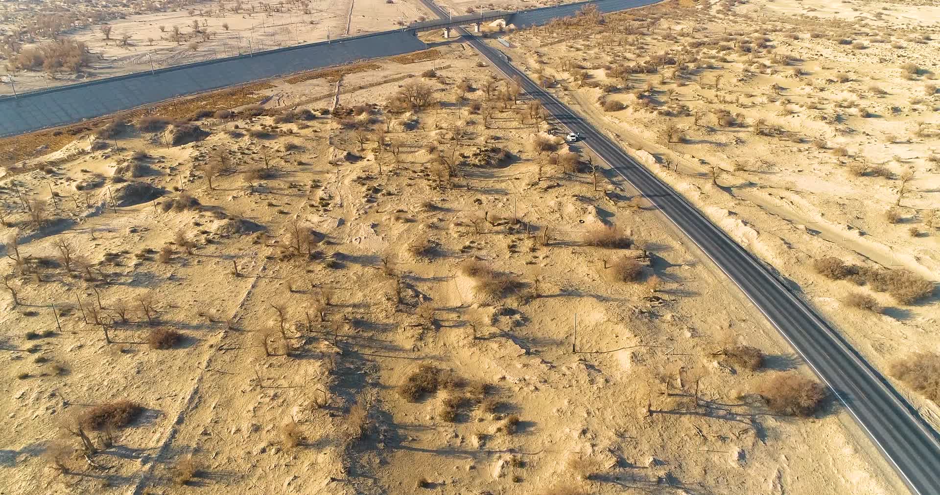 新疆塔克拉玛干沙漠公路旅行视频的预览图