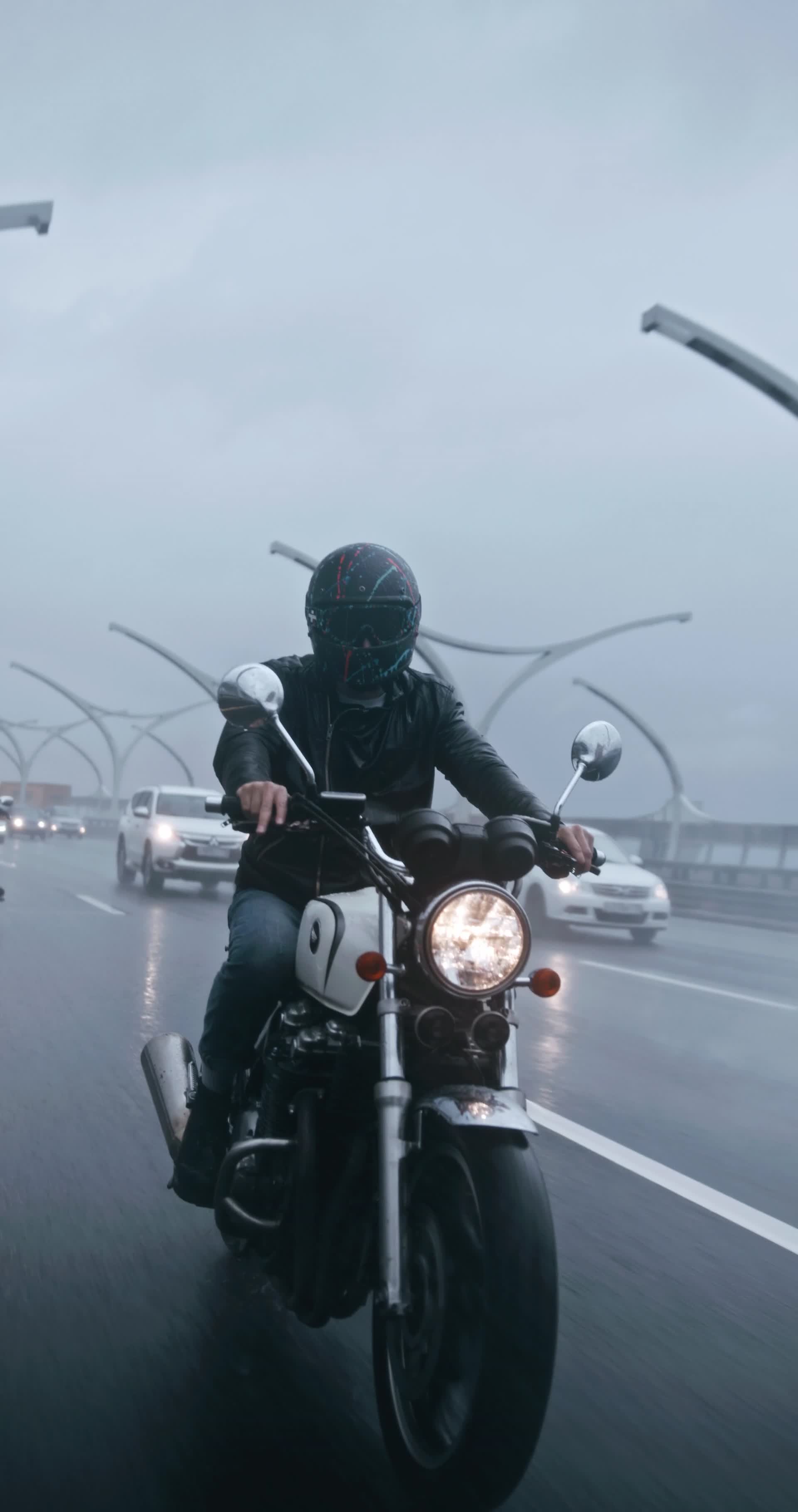 4K男人公路上开摩托车视频的预览图