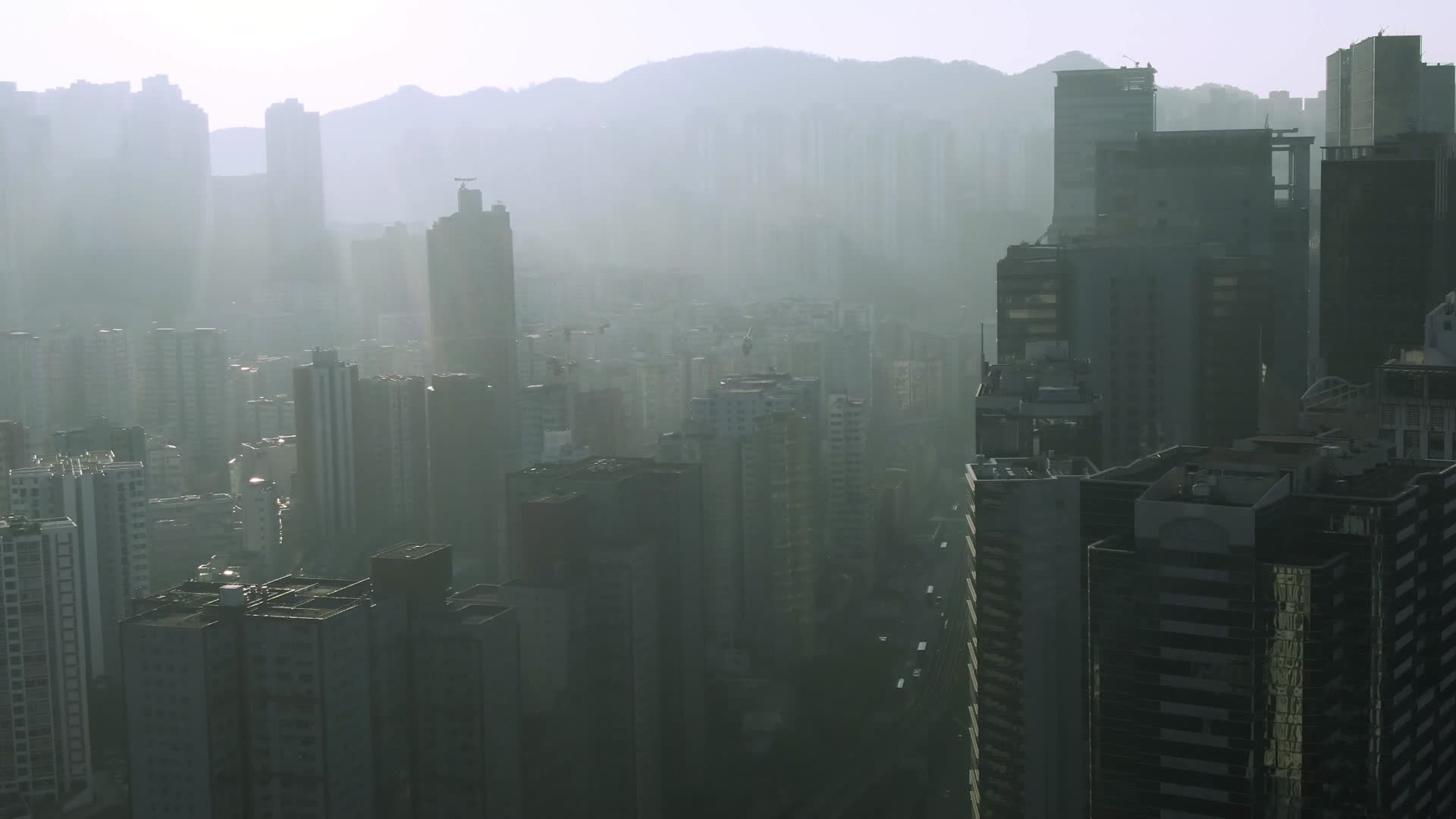 4K航拍清晨城市光影效果视频的预览图