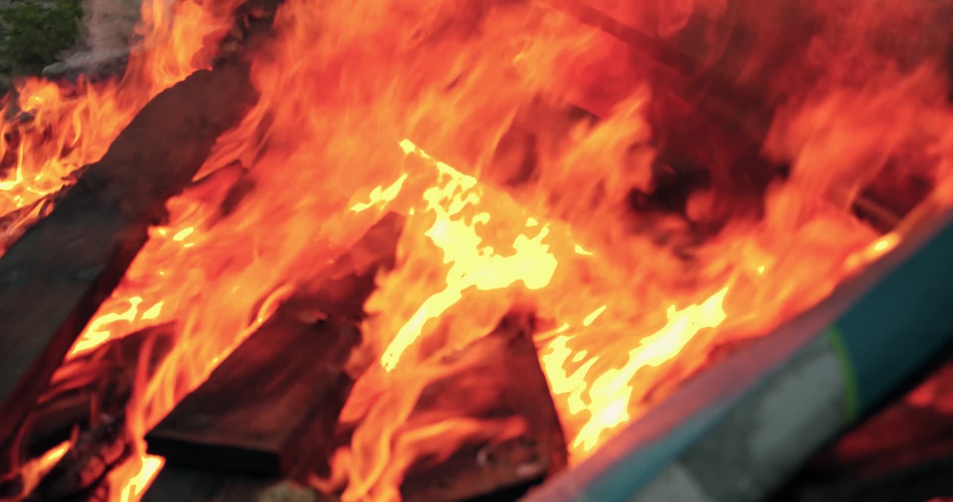 4K木材燃烧视频的预览图