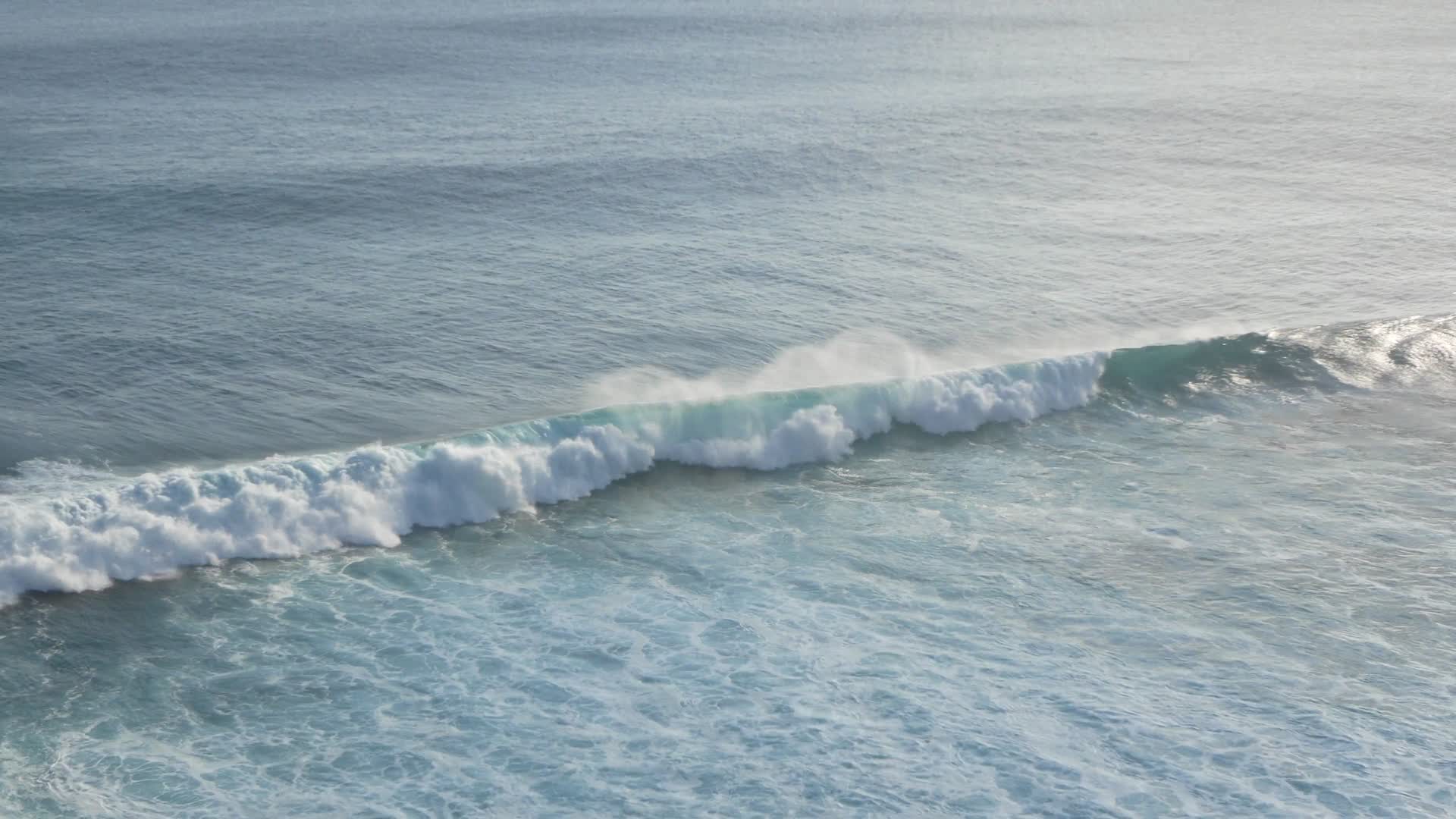 4K海浪冲到岸上视频的预览图
