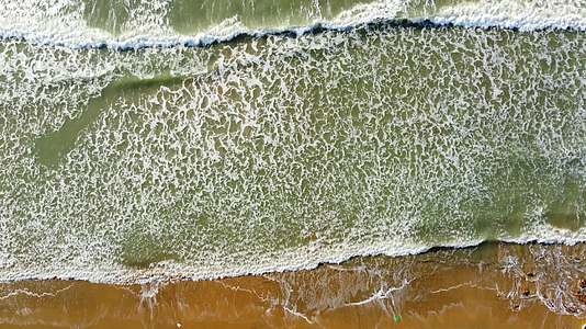4K航拍海滩波浪自然风光视频的预览图