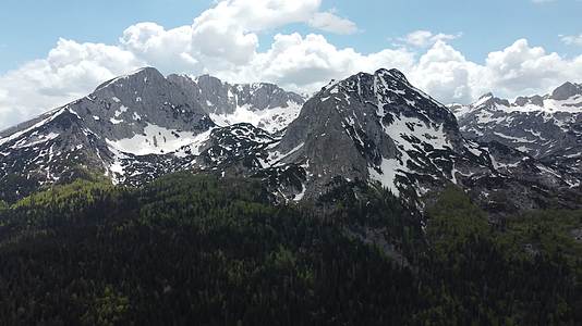 4K航拍自然山脉山峰视频的预览图