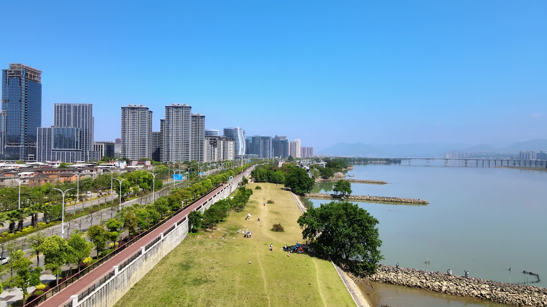 城市江滨景观高清航拍视频的预览图