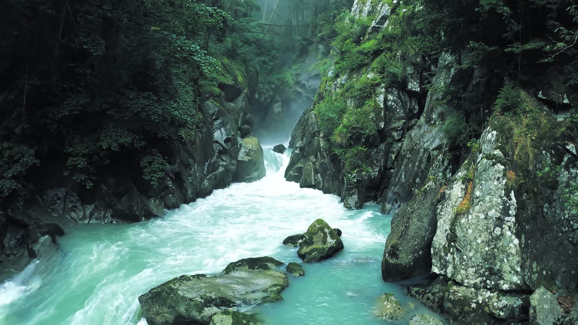 4K瀑布河多洛米蒂视频的预览图