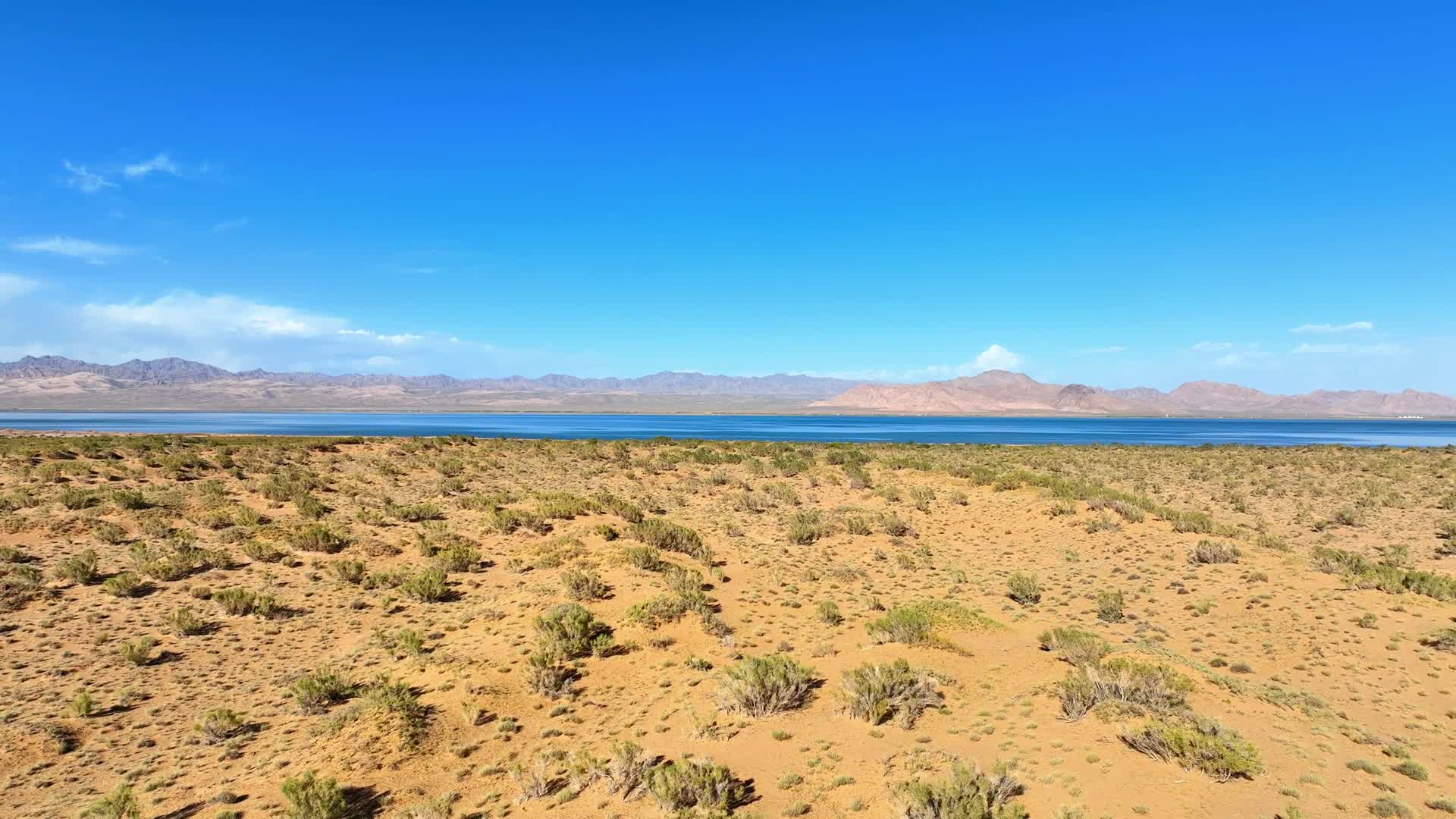 航拍青海海西德令哈德令哈尕海盐湖视频的预览图