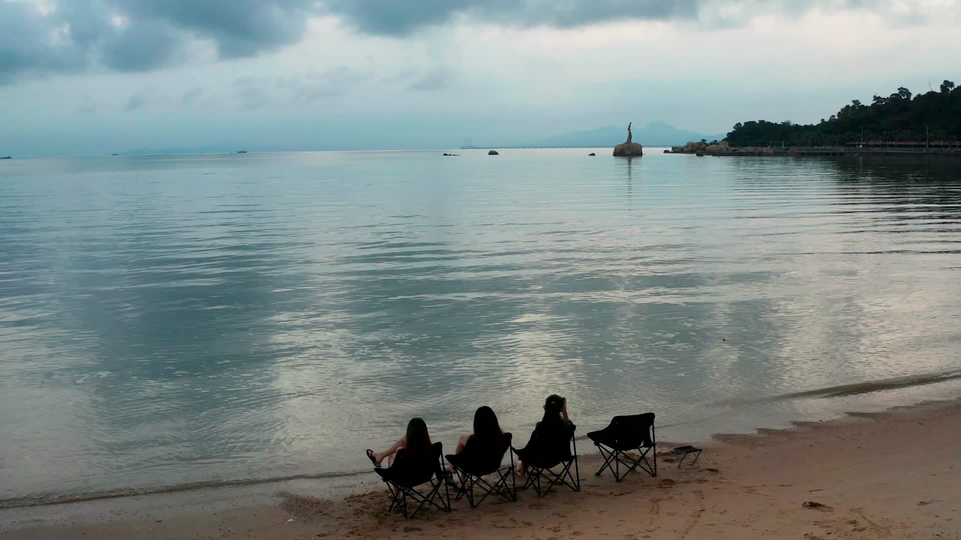 清晨海边沙滩女人们视频的预览图
