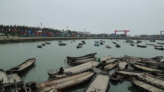 C福建晋江围头村海上渔船高清实拍视频的预览图