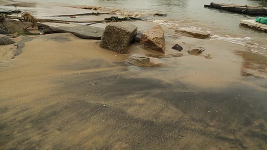 C福建晋江围头村海滩沙石高清实拍视频视频的预览图