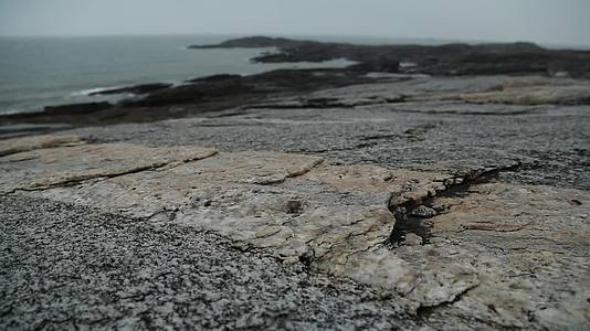C福建晋江围头村岩石海滩高清实拍视频的预览图