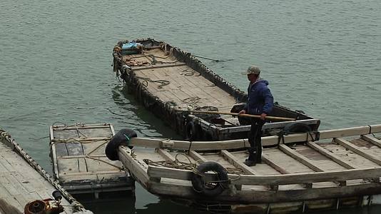 C福建晋江围头村渔民行船高清实拍视频视频的预览图