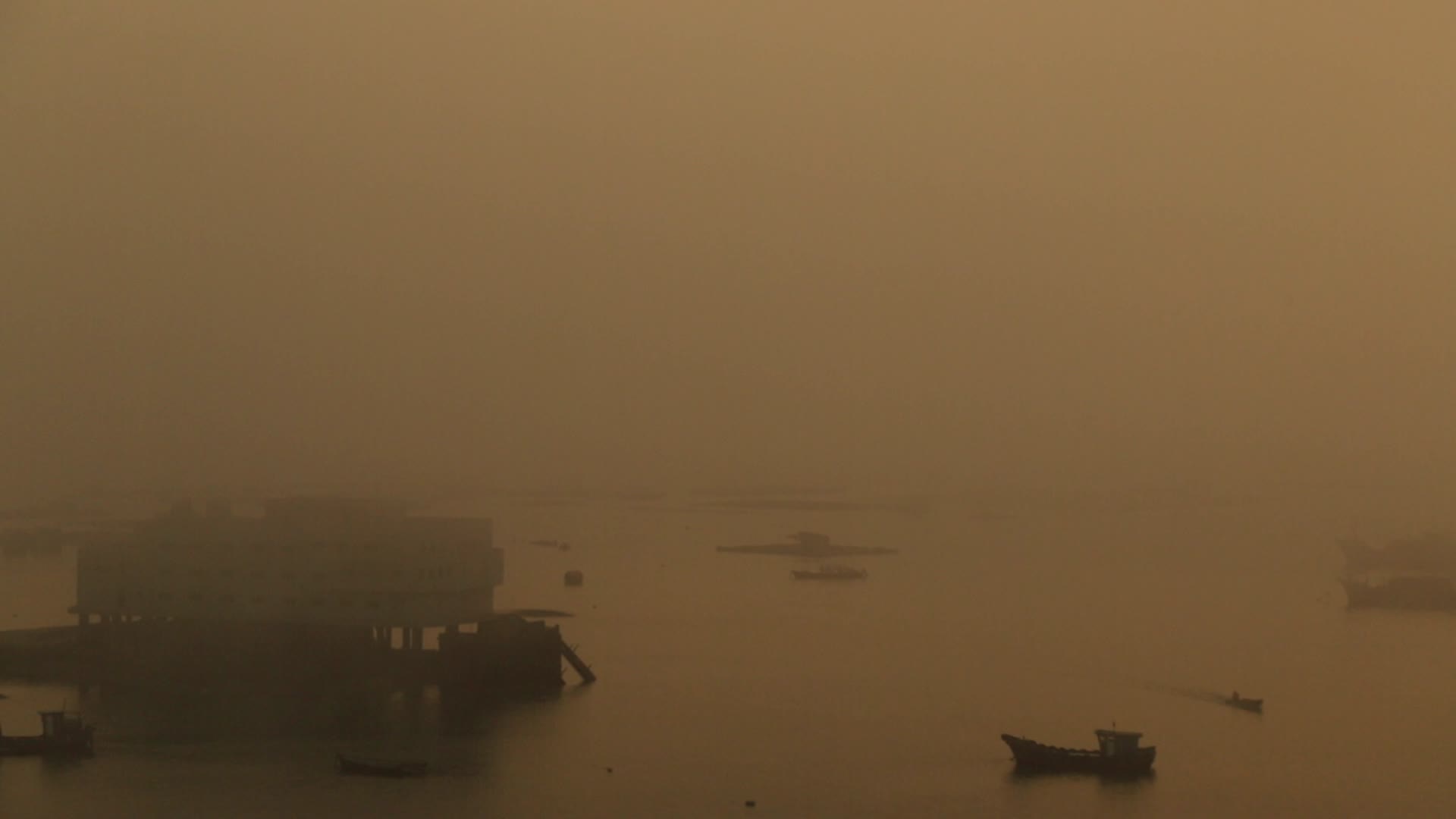 C福建晋江围头村渔船海上薄雾4k延时视频的预览图
