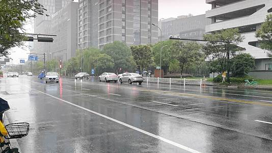 杭州雨天的交通视频的预览图