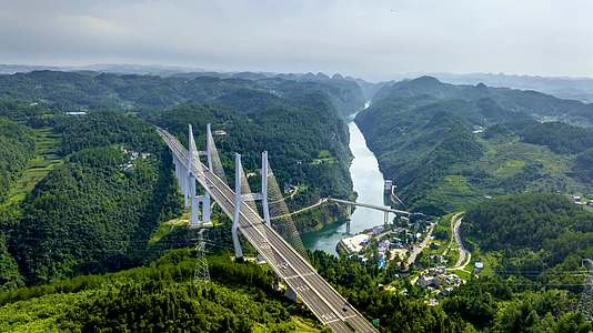 延时航拍贵州乌江大桥光影视频的预览图