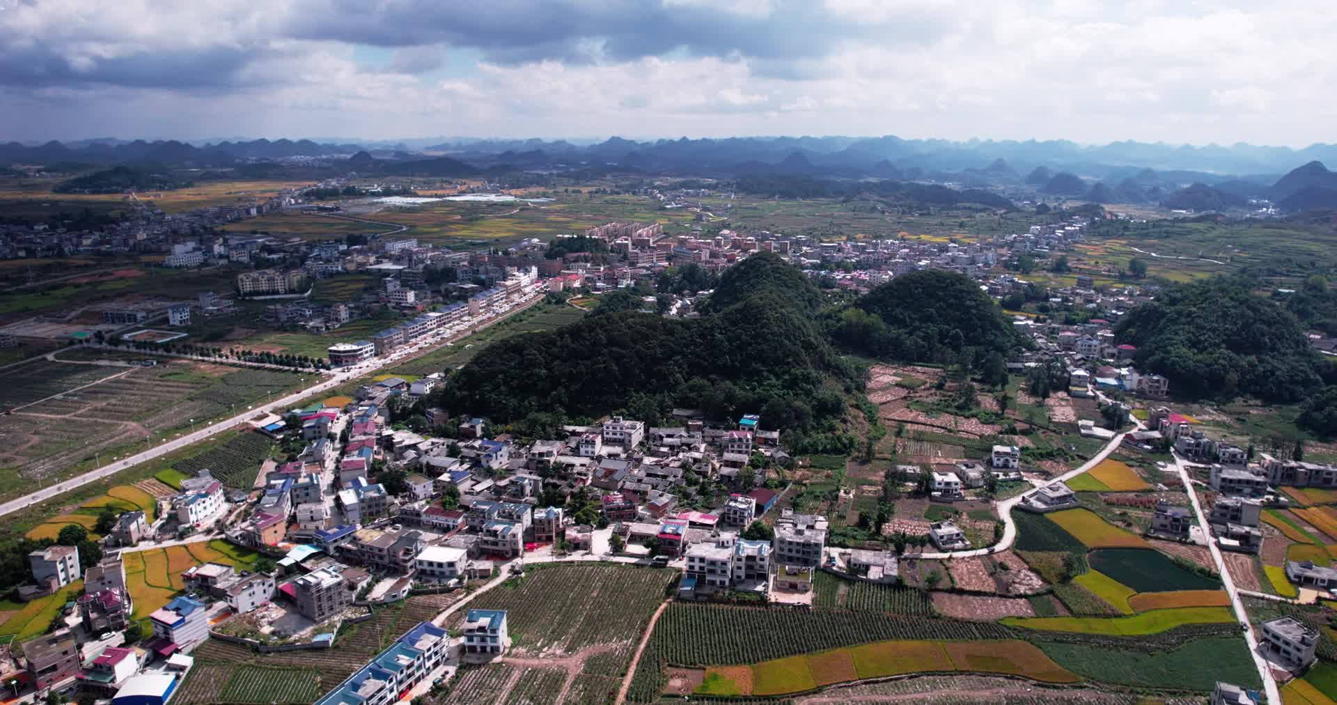4k航拍贵州乡镇双堡视频的预览图