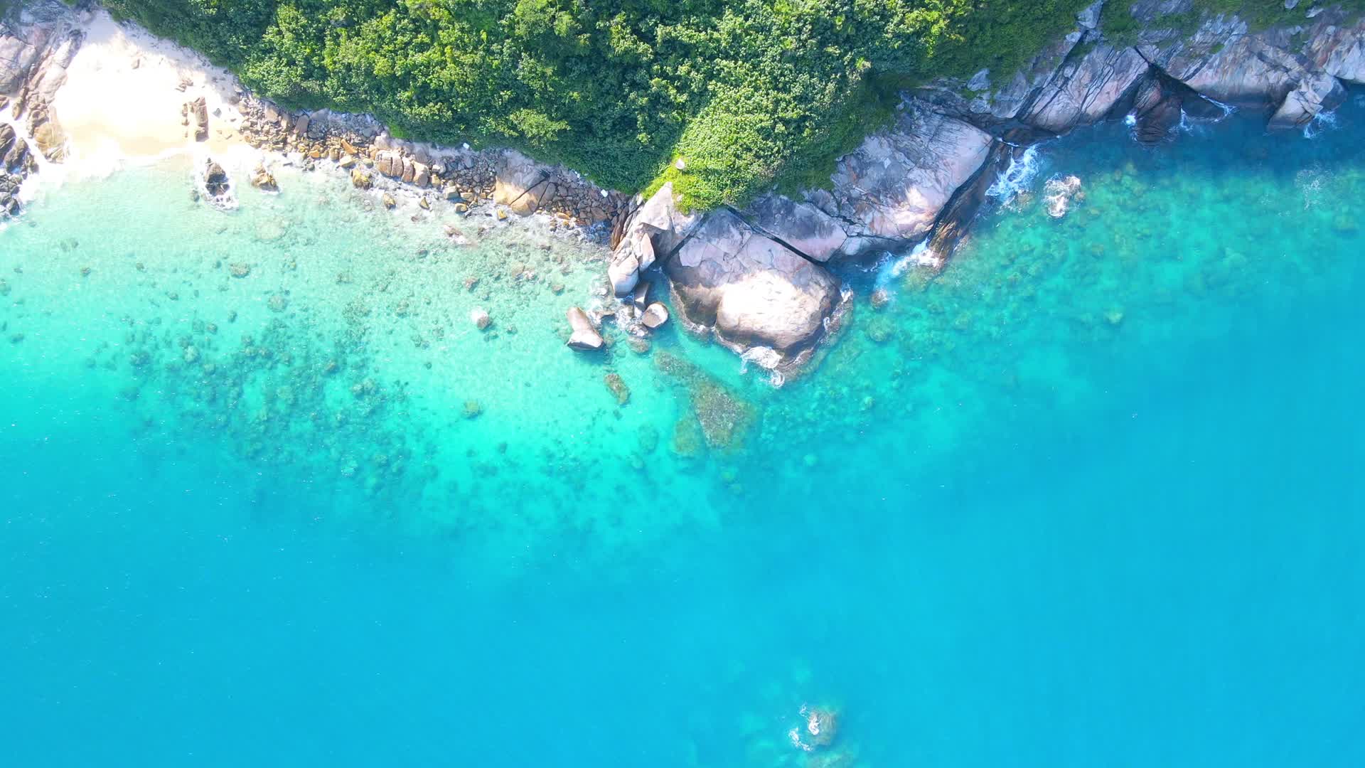 海南万宁洲仔岛航拍玻璃海视频的预览图