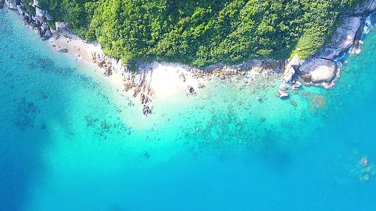 海南万宁洲仔岛航拍玻璃海视频的预览图