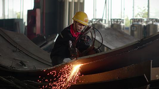 工人电焊钢铁切割工业生产视频的预览图