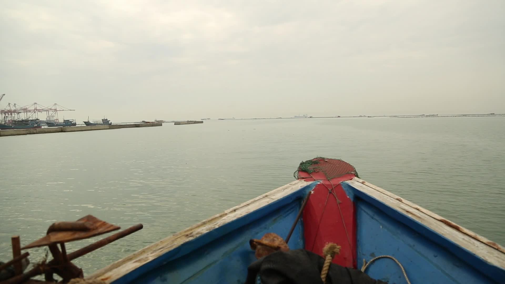 C福建晋江围头村海上行船高清特写视频视频的预览图