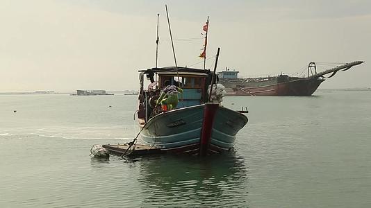 C福建晋江围头村海上渔船高清实拍视频视频的预览图