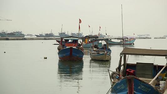 C福建晋江围头村海上行船高清实拍视频的预览图