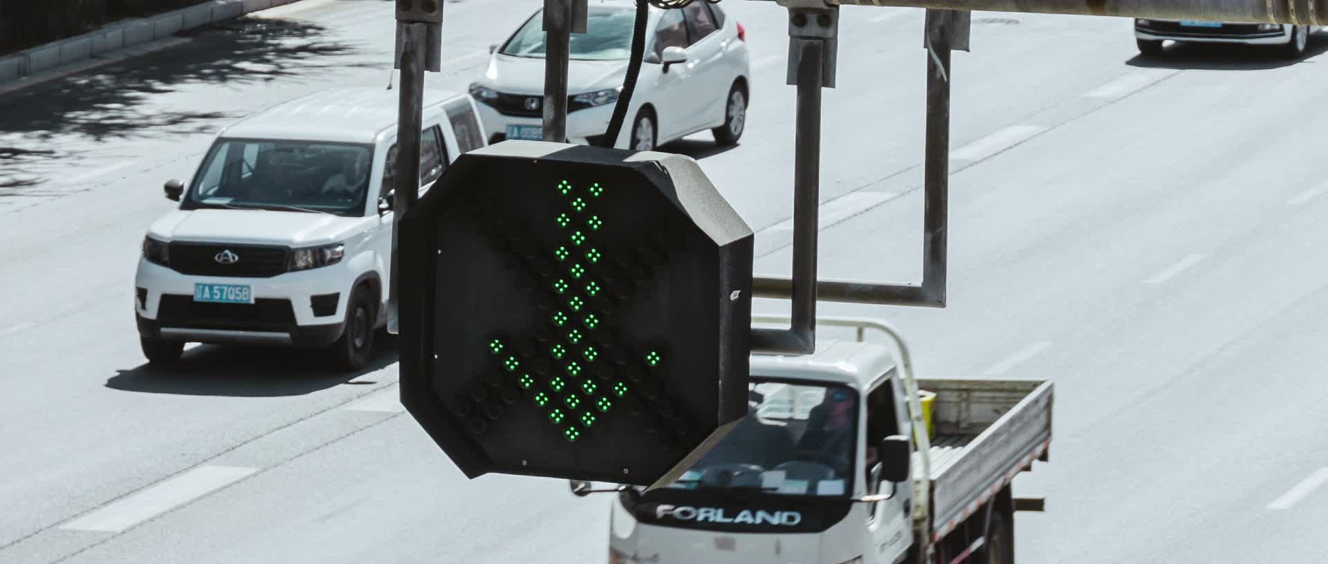 车流公路高架桥信号灯摄像头视频的预览图