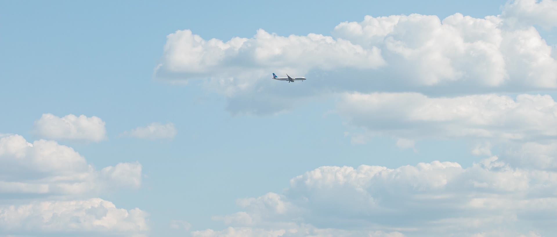 飞机蓝天白云飞行降落玉米地视频的预览图