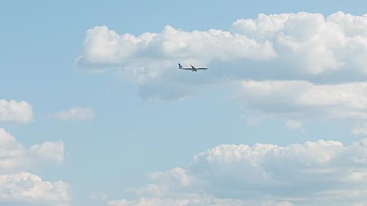 飞机蓝天白云飞行降落玉米地视频的预览图
