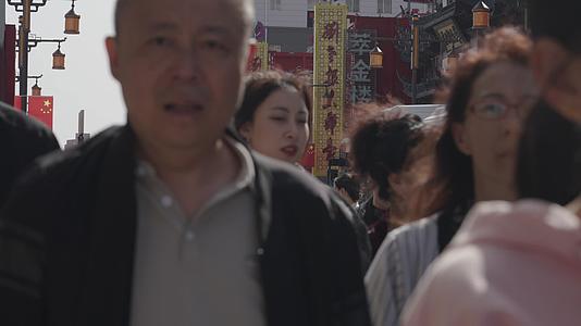 国庆节中街的游客视频的预览图