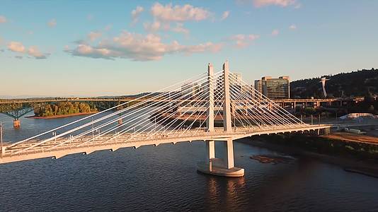 航拍城市大桥视频的预览图