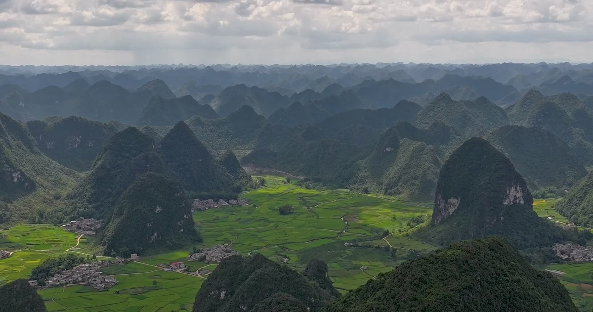 广西靖西延时自然风光美景视频的预览图