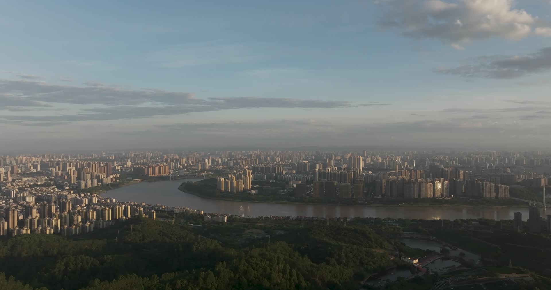 广西南宁城市日出云雾风光视频的预览图