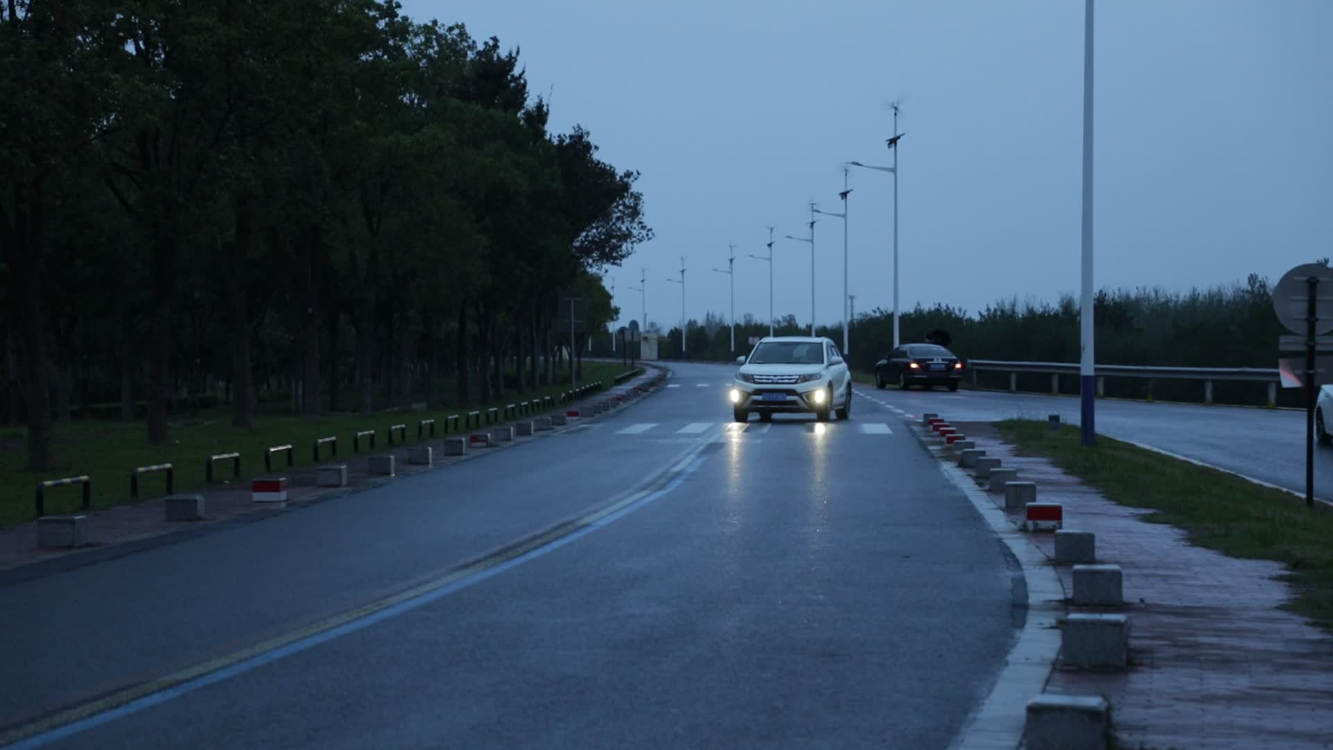 雨夜行驶在公路上的汽车4k视频的预览图