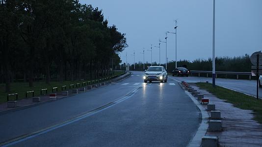 雨夜行驶在公路上的汽车4k视频的预览图