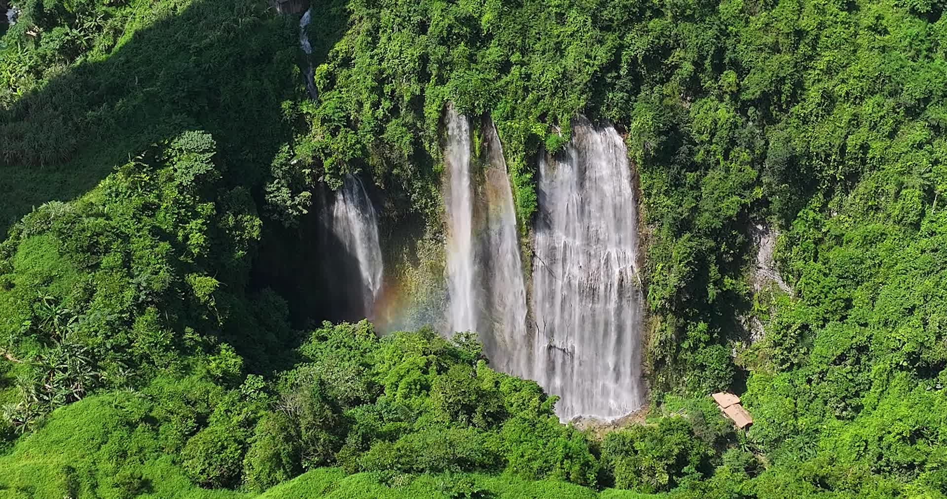 航拍广西三叠岭瀑布自然美景视频的预览图