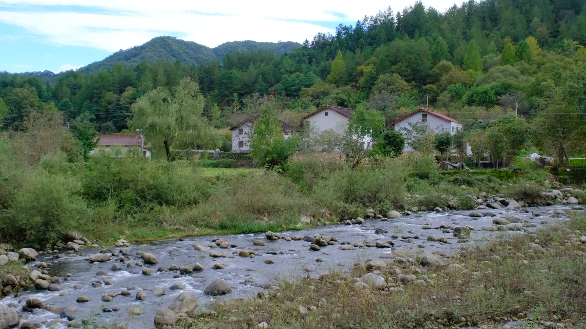 山中的乡村田园绝美风光视频的预览图