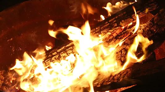 湖南篝火晚会熊熊燃烧的大火视频的预览图