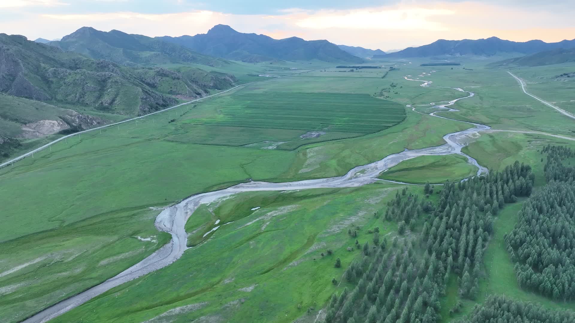 高原牧场大景视频的预览图