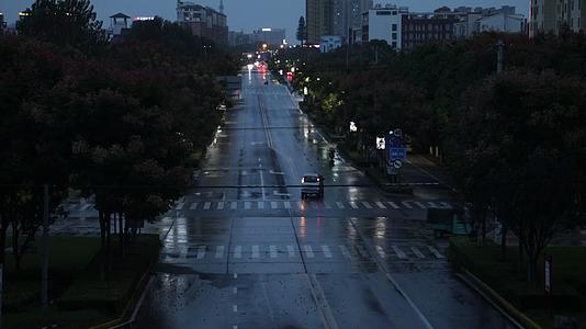 夜晚城镇雨夜街道4k实拍视频的预览图